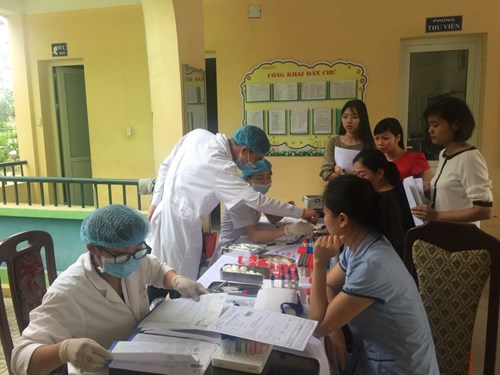 Trường mầm non Phúc Đồng tổ chức khám sức khỏe định kỳ cho cán bộ GVNV năm học 2017 - 2018